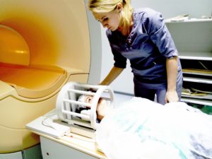МРТ-диагностика головного мозга позволяет выявить ишемические зоны, опухоли различного характера на разных стадиях развития, кисты, гематомы.