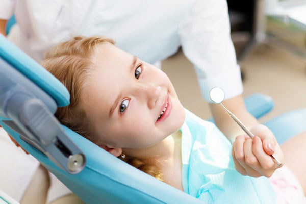 Лечение зубов у детей: как сделать визит к стоматологу безболезненным?